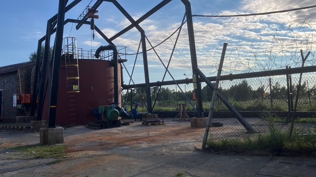 Test bay facility with storage tanks and structural framework