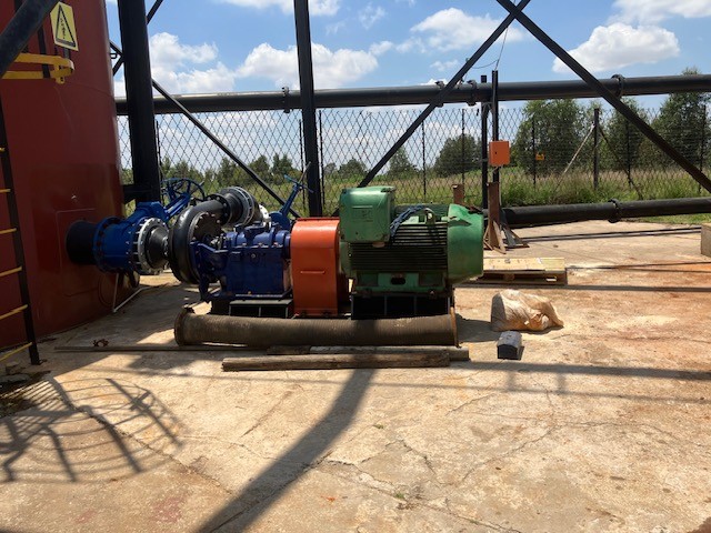 Blue centrifugal pump with green motor installation